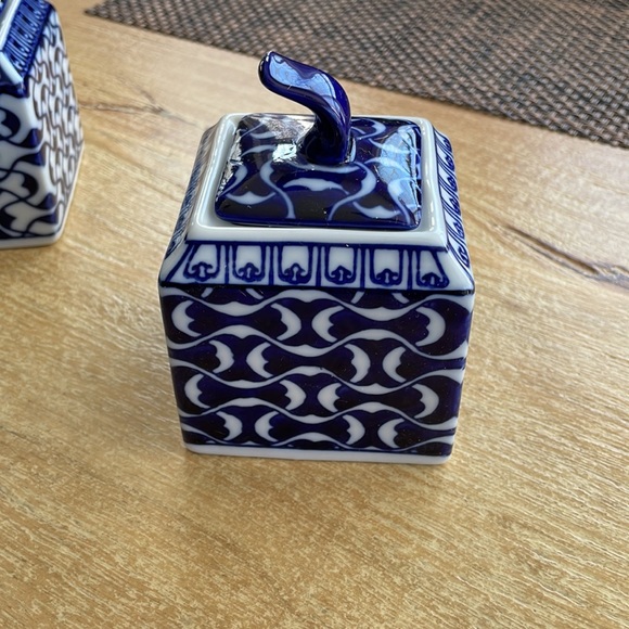 Set of 3 Porcelain Blue/White Condiment Jars With Tray - Picture 7 of 16